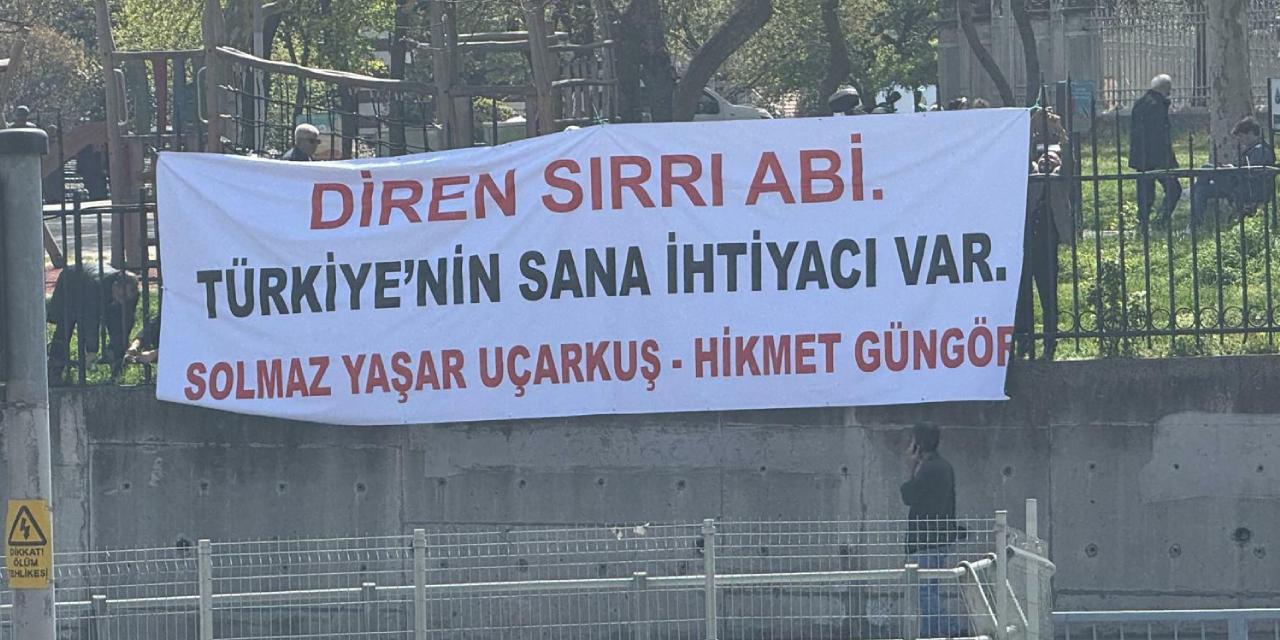 Kızı seslendi, sevenleri pankartla yanıt verdi: 'Diren Sırrı Abi'