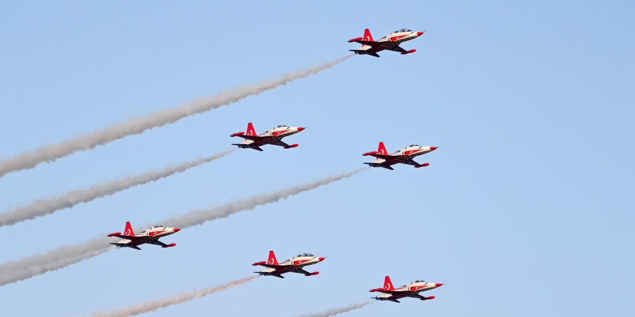 Mersin’de gökyüzü kırmızı beyaza boyandı: Türk Yıldızları nefesleri kesti