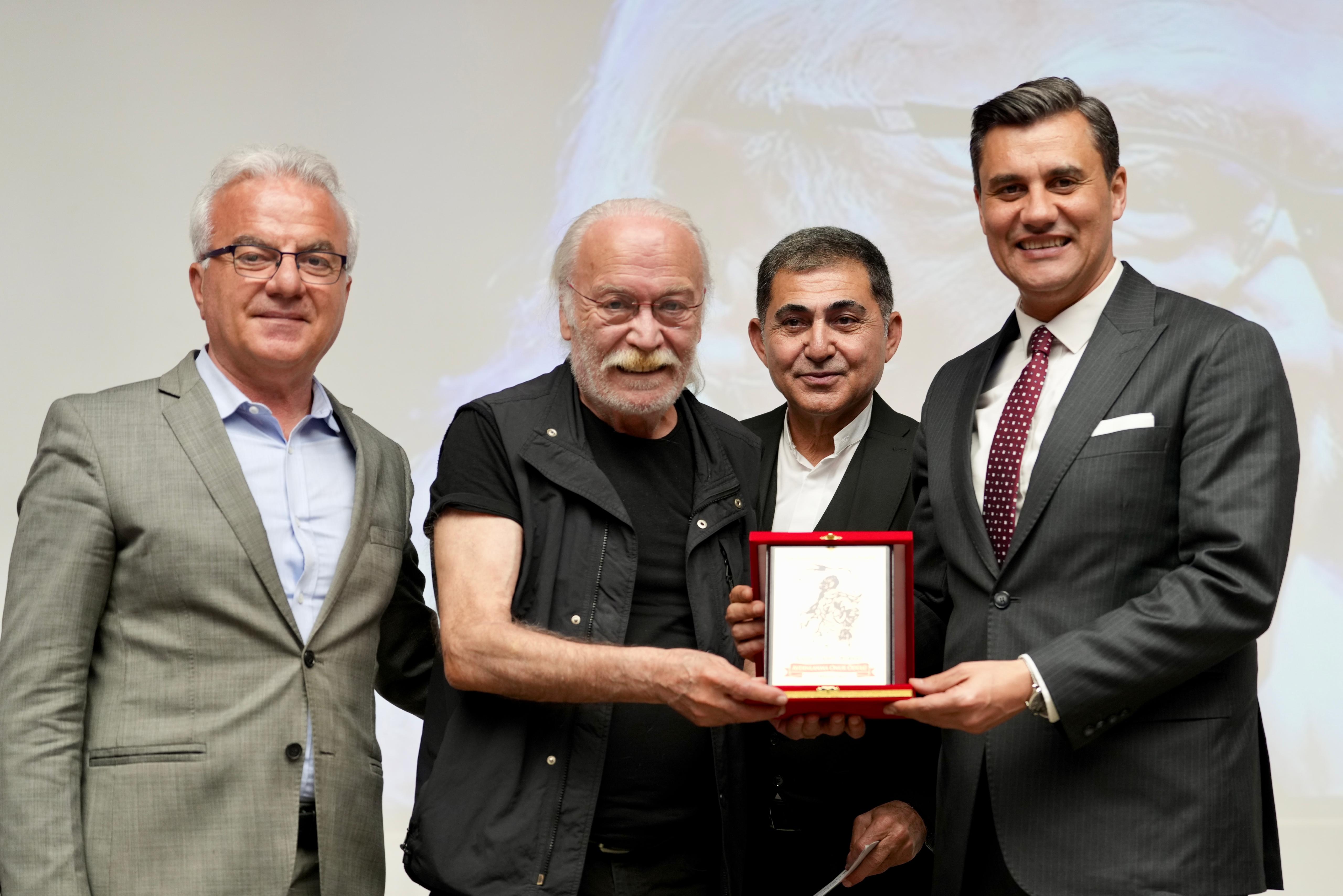 Cahit Berkay’dan anlamlı ödül konuşması: “Sürgün edilen öğretmenlere adıyorum”