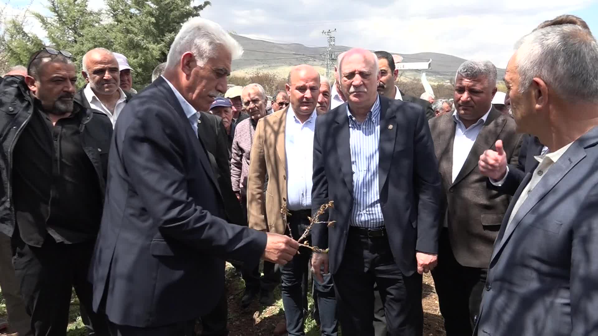 TZOB Başkanı Bayraktar, don felaketi yaşanan kayısı bahçesinden seslendi