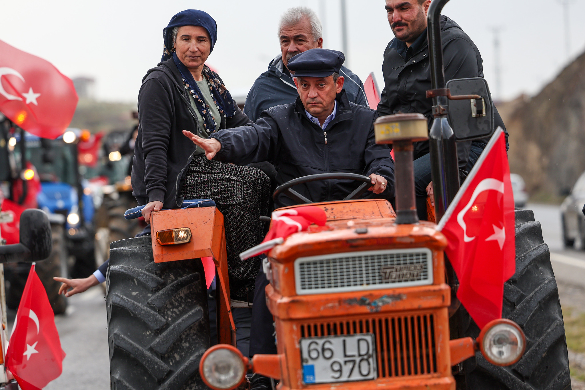 Çiftçiler Özgür Özel'i Yozgat'ın girişinde traktörleriyle karşıladı