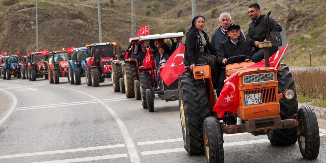Özel kasketi taktı, traktörü çalıştırdı, halka seslendi: Yozgat'ta binler adalet ve erken seçim talebiyle bir araya geldi!