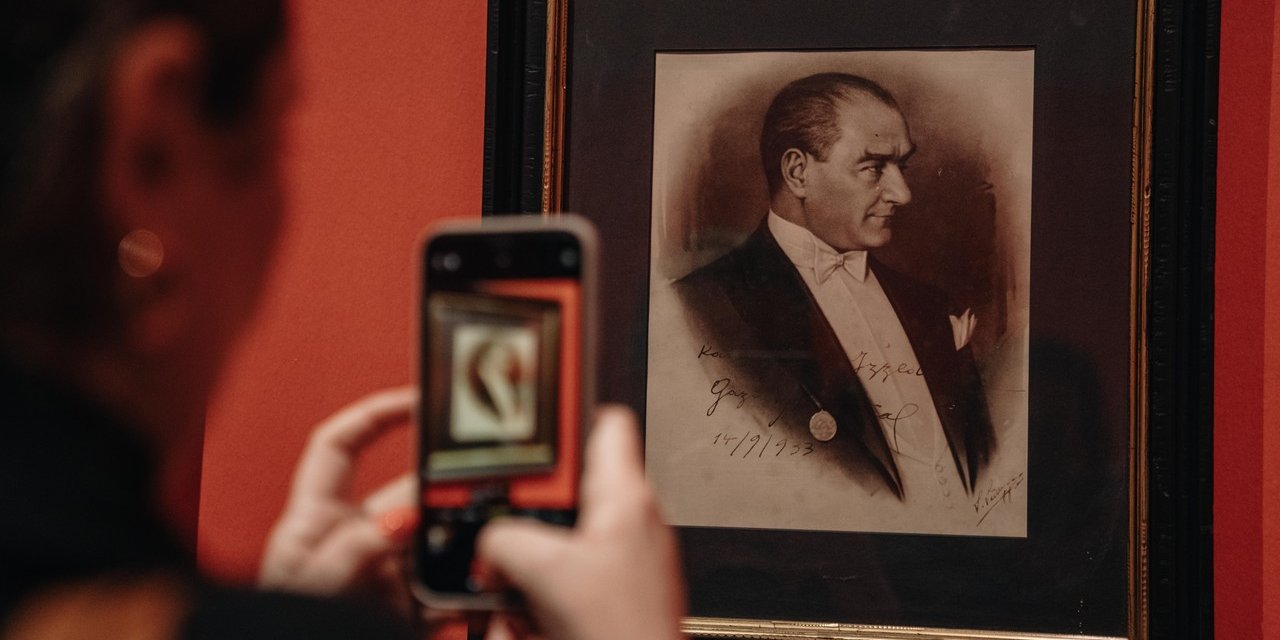 Karanlıkta parlayan bir arşiv: Atatürk’ün bilinmeyen yüzü Müze Gazhane’de