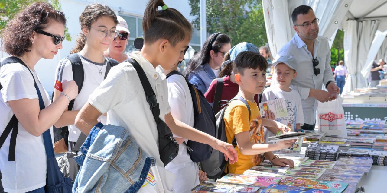 Kitapla dolu bir bahar: İzmir Kitap Fuarı’na yoğun ilgi