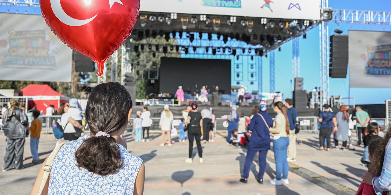 Mersin'de çocuklar bayram ediyor