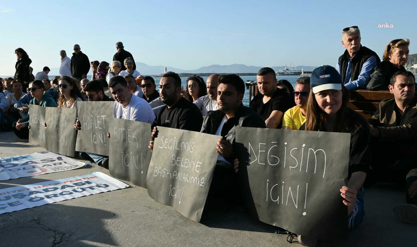 Kuşadası'nda Ekrem İmamoğlu'na için "Sessiz Çığlık" eylemi düzenlendi
