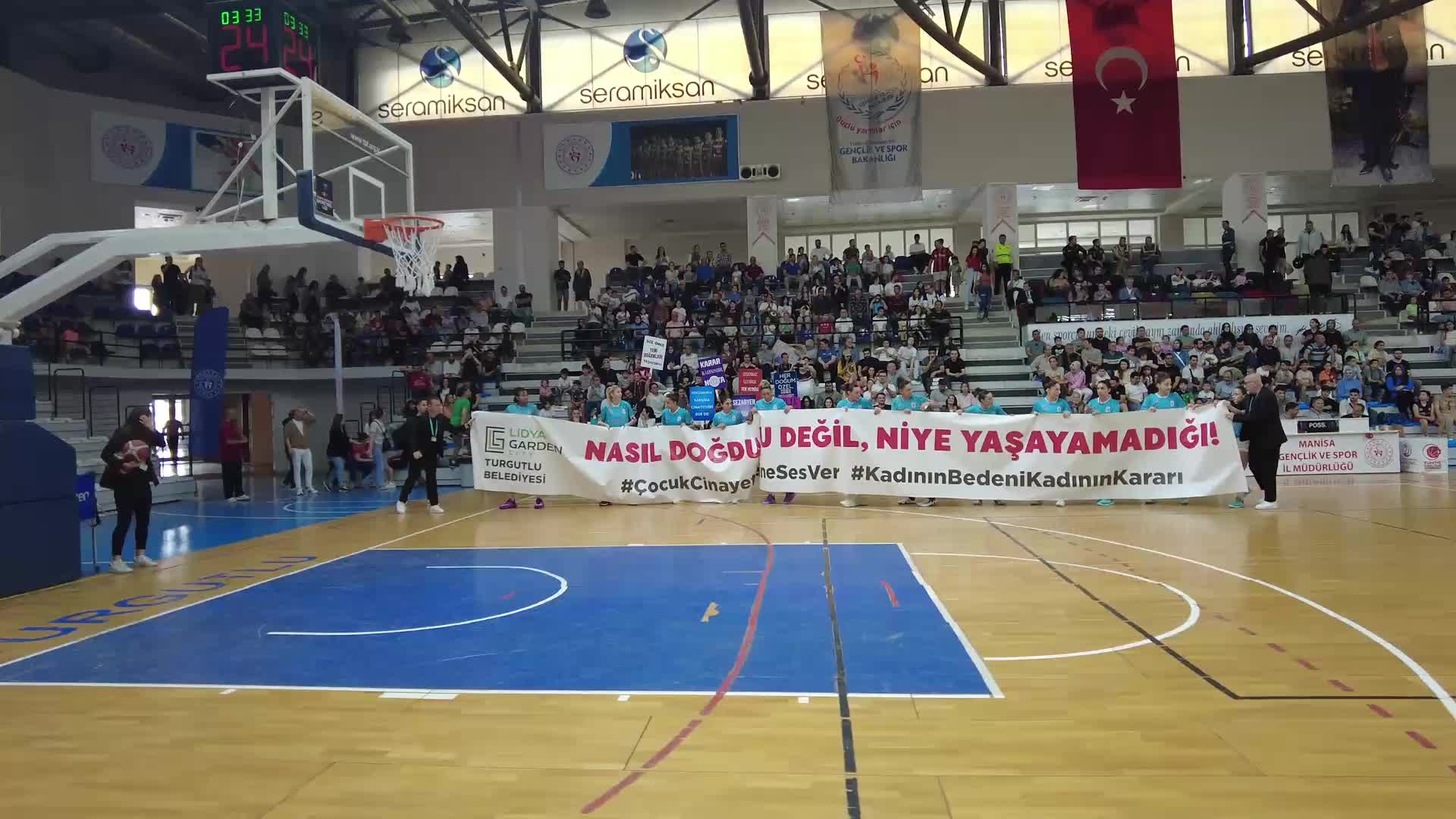 “Nasıl doğduğu değil, niye yaşayamadığı” pankartıyla sahaya çıktılar