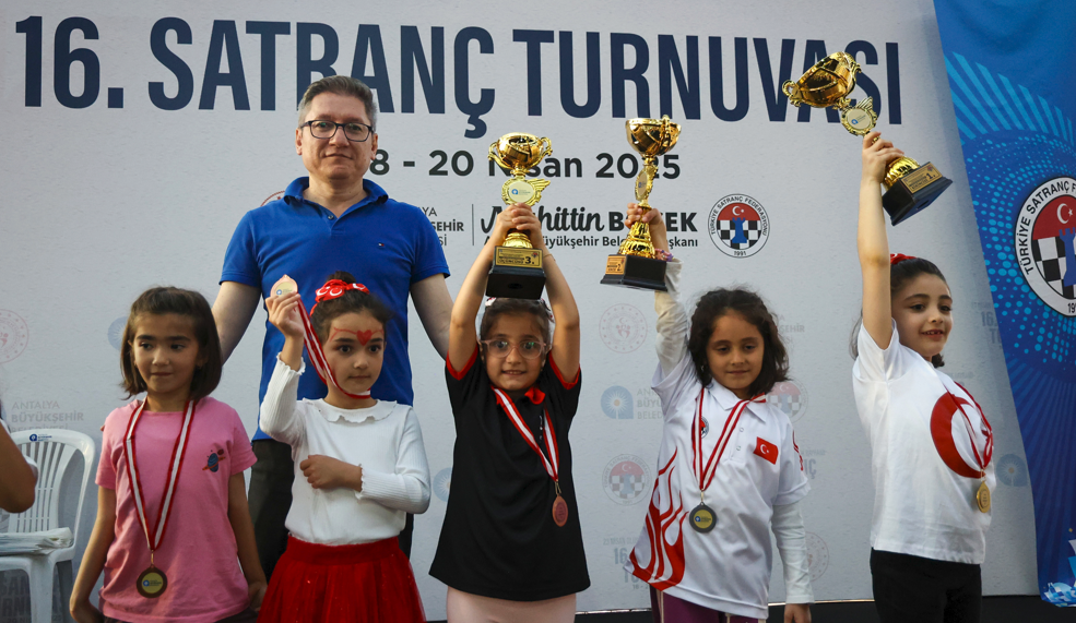 Antalya'da 900 çocuk satrançta yarıştı: Kupalar minik şampiyonlara gitti