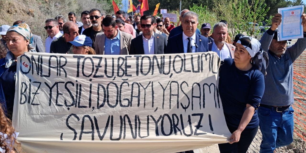 Samandağ’da TOKİ kamulaştırmasına karşı yürüyüş: “Önce beni gömsünler”