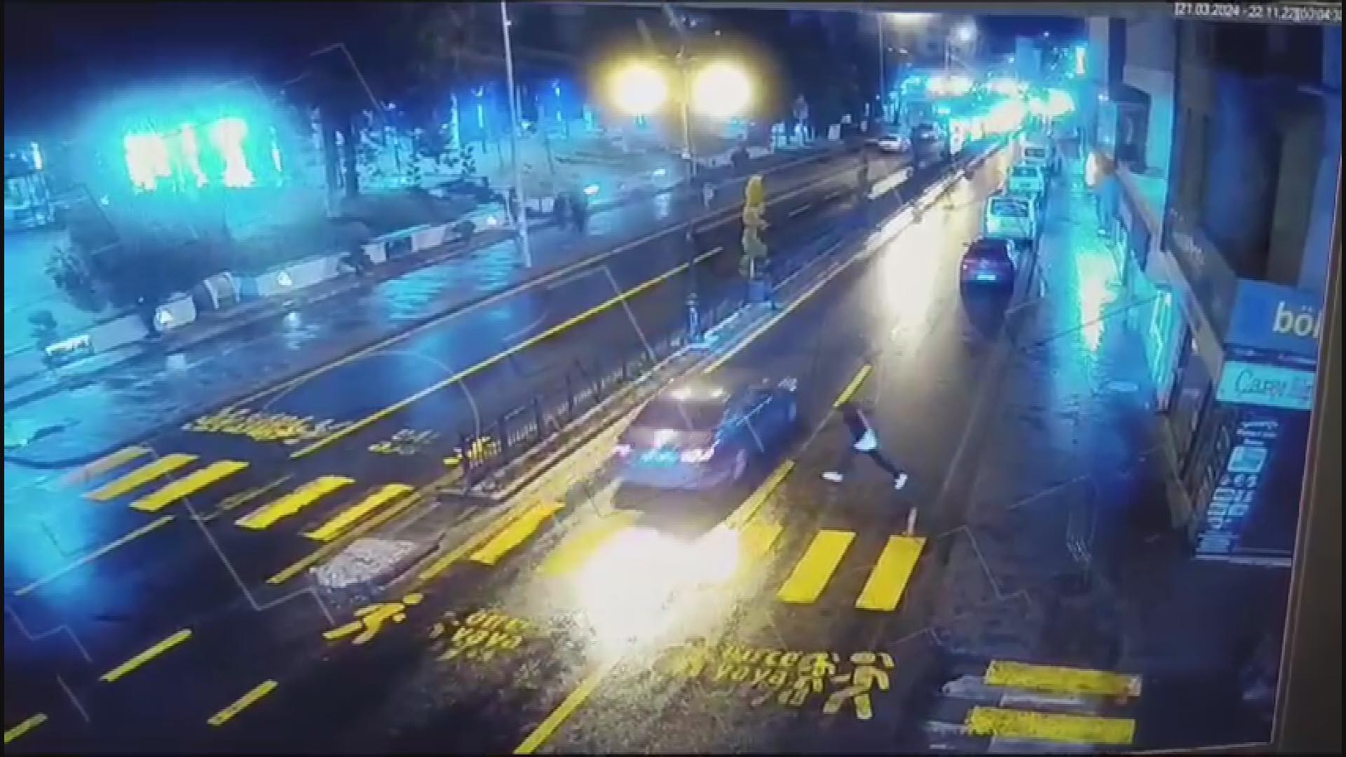 Arabanın üstüne atlayıp yola düştü; polisi görünce kaçtı