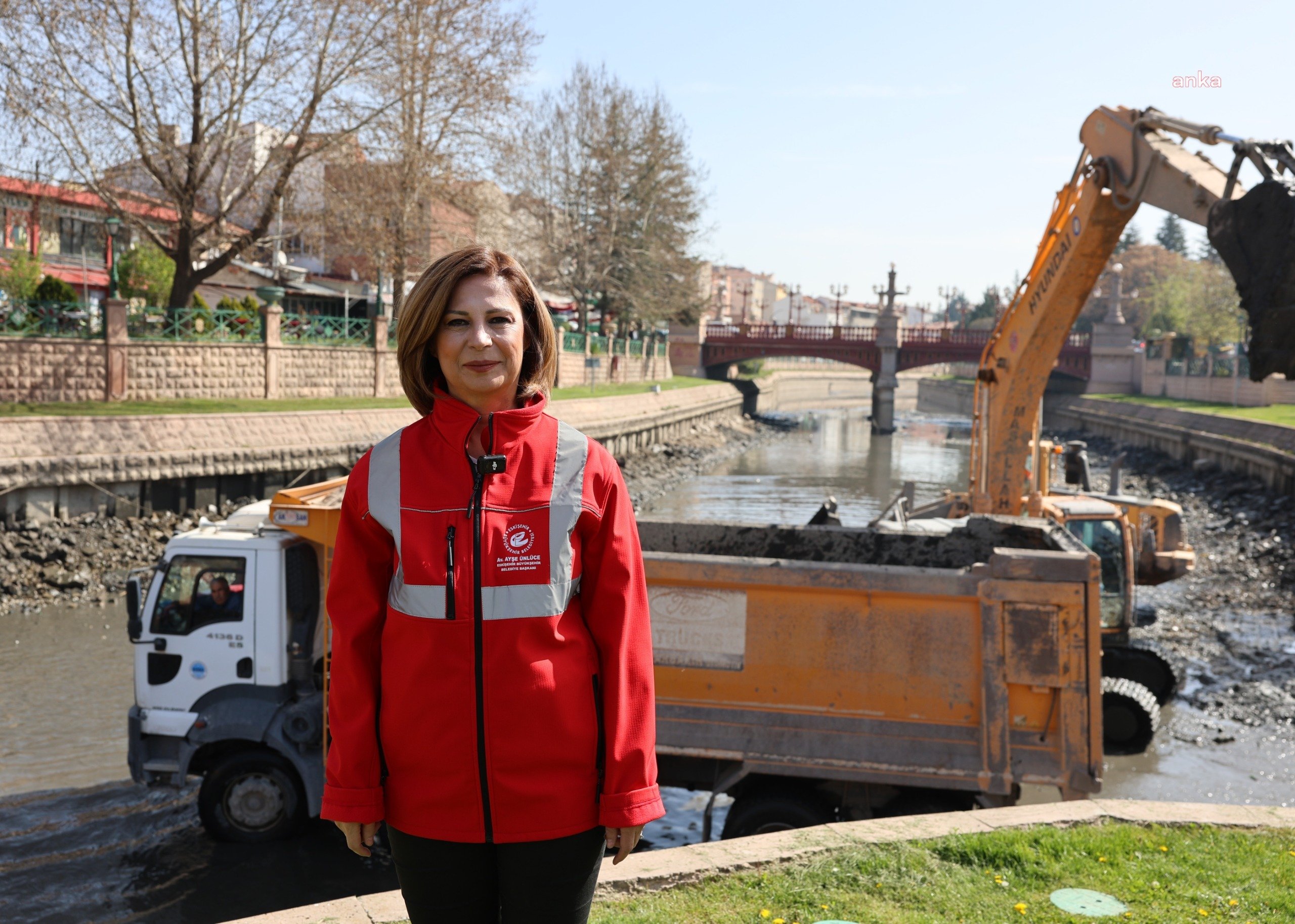 Eskişehir Porsuk Çayı'ndan 50 bin ton dip çamuru çıktı, temizlik sürüyor