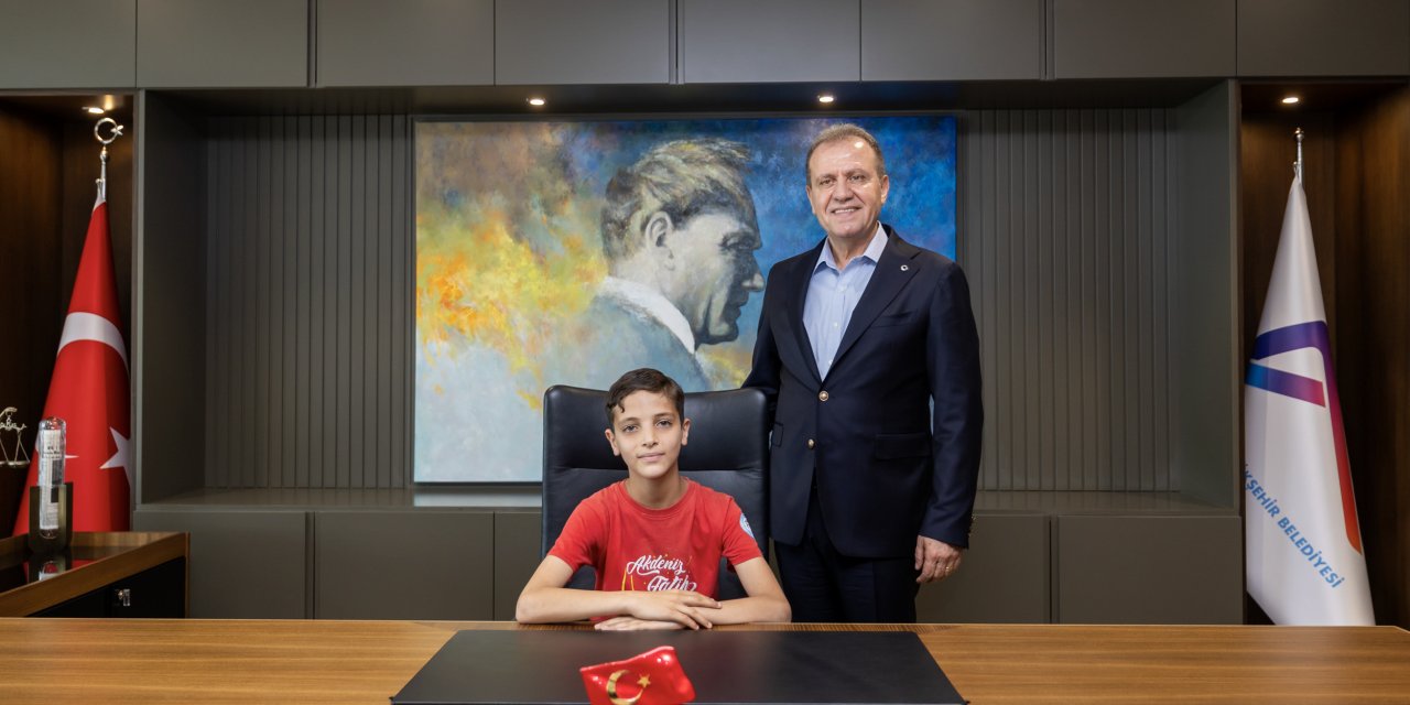 Seçer koltuğunu çocuklara devretti: “Bir gün siz başkan olacaksınız”