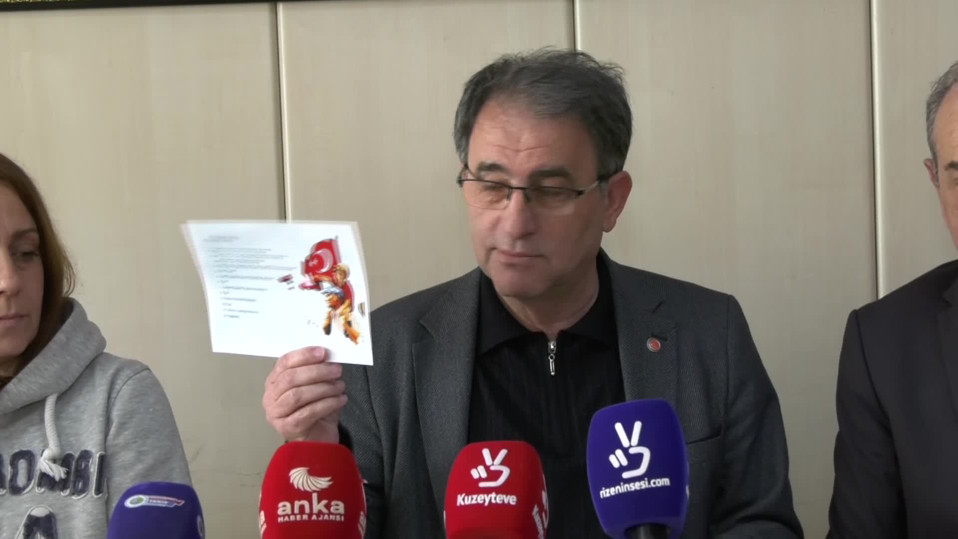 Rize İl Milli Eğitim Müdürlüğünün 23 Nisan programına tepki: İtiraz edilince Atatürk Anıtı'na çelenk koyma töreni eklendi