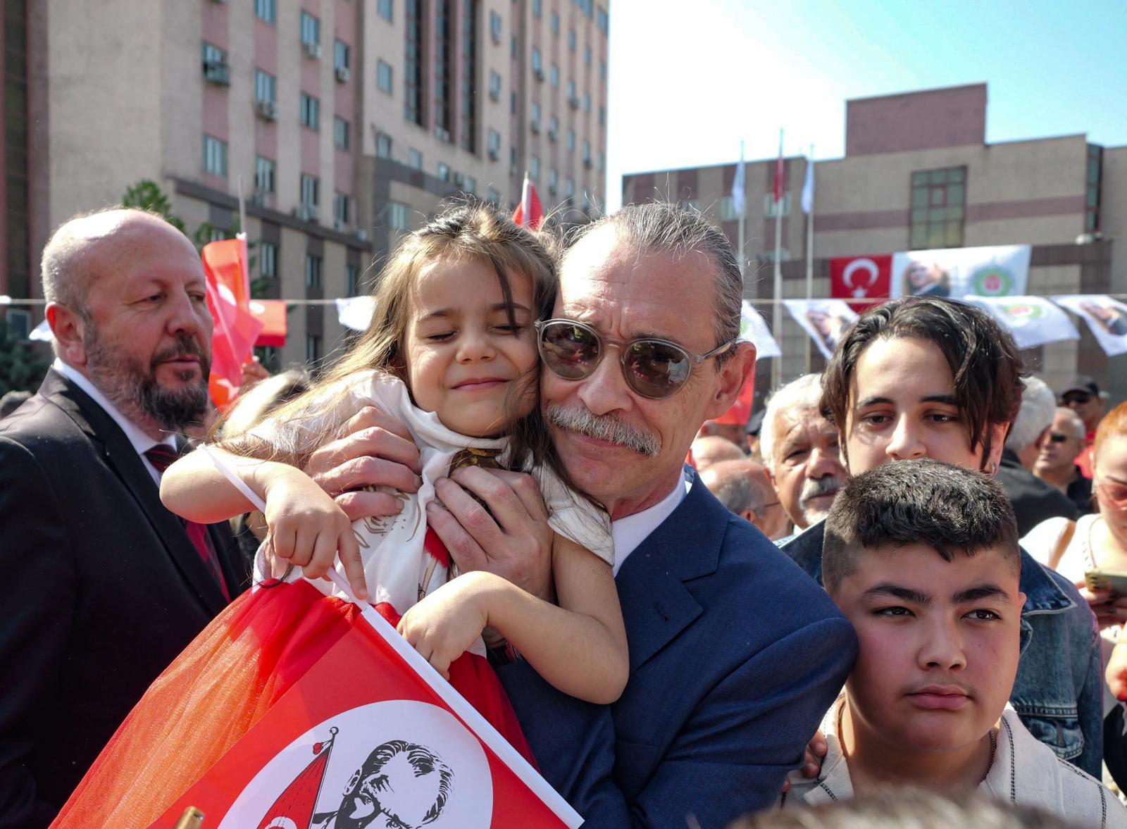 Erdal Beşikcioğlu’ndan 23 Nisan mesajı: “Egemenlik saraydan halka devredildi, çocuklara emanet edildi”