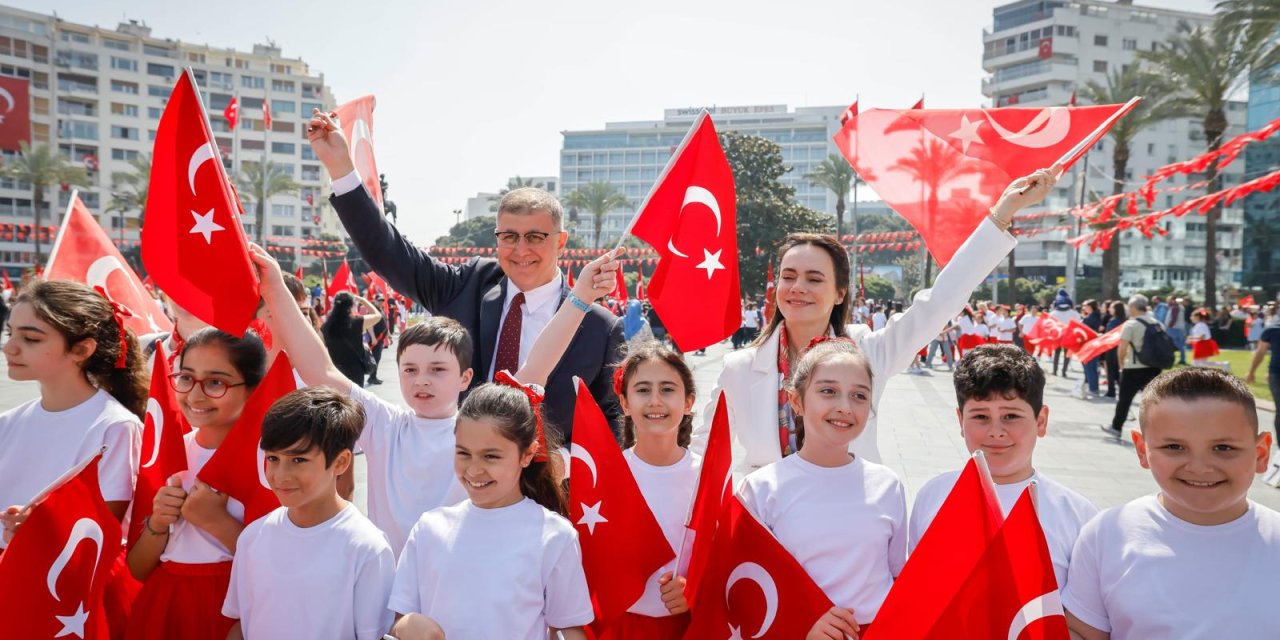 İzmir’de 23 Nisan renkleri: Meydan çocuklarla şenlendi
