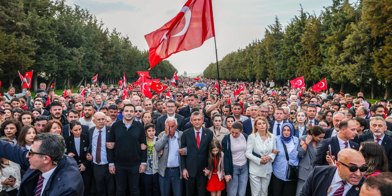 Özgür Özel 'sel olup Anıtkabir'e akıyoruz' deyince barikatlar yıkıldı