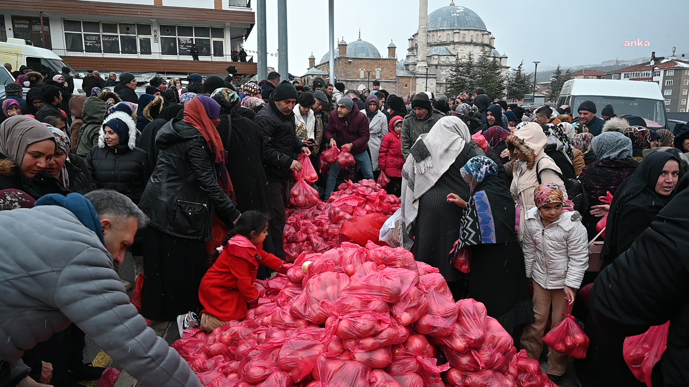 Yozgat’ta, vatandaşlar yardım poşetinden yararlanabilmek için saatlerce sıra bekledi