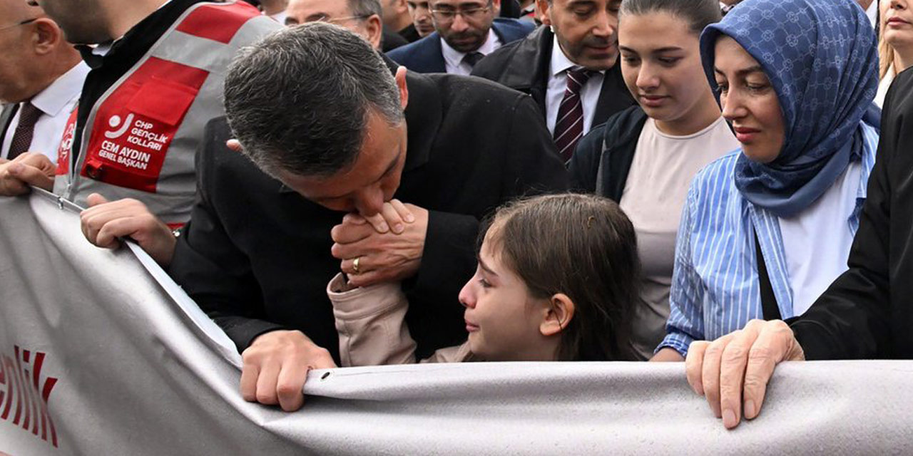 Anıtkabir yürüyüşüne damga vuran fotoğraf: Özgür Özel’in elini öptüğü çocuk kim