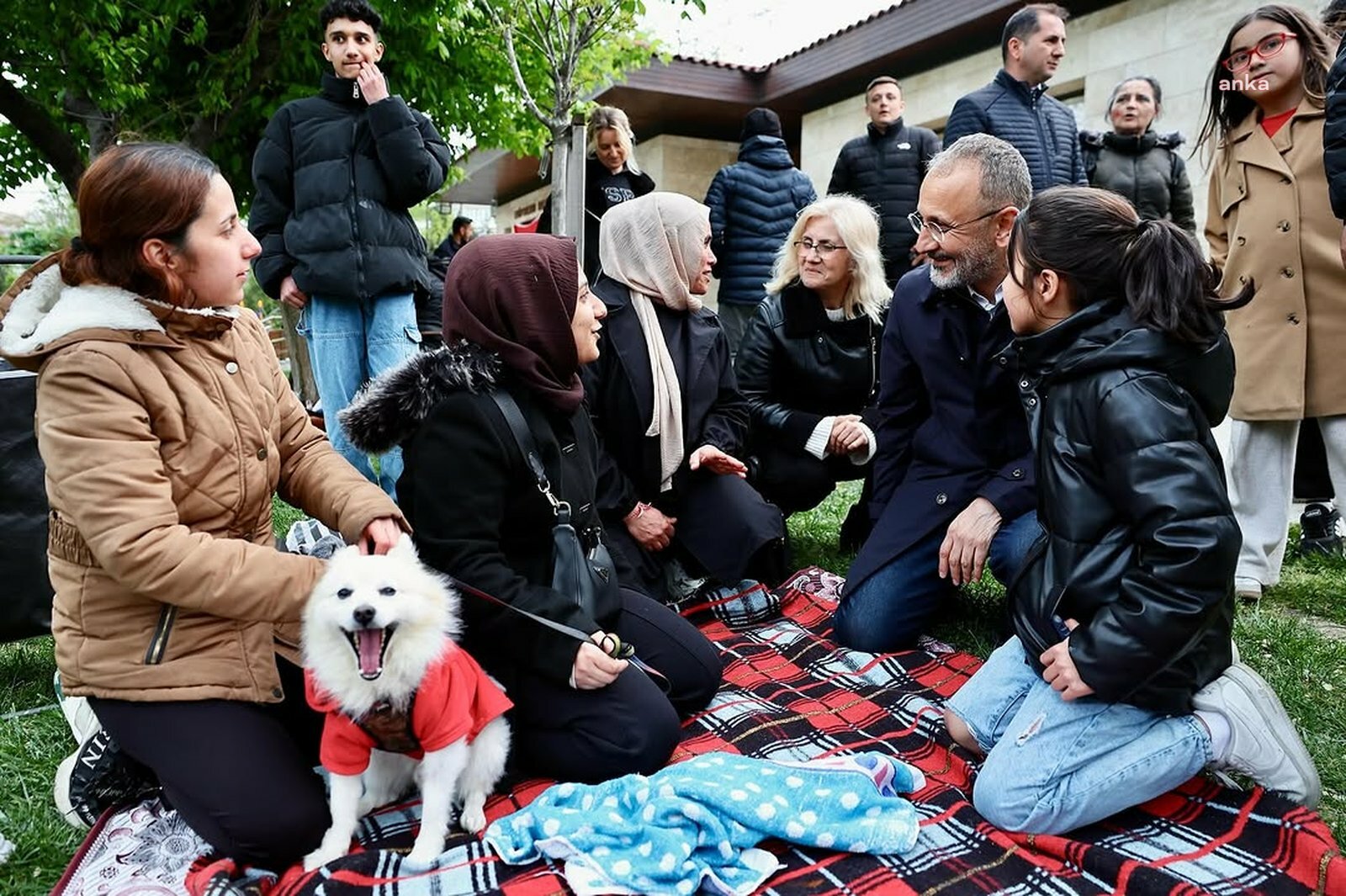 Eyüpsultan Belediye Başkanı Özmen, depremin ardından geceyi sokakta geçiren vatandaşları ziyaret etti