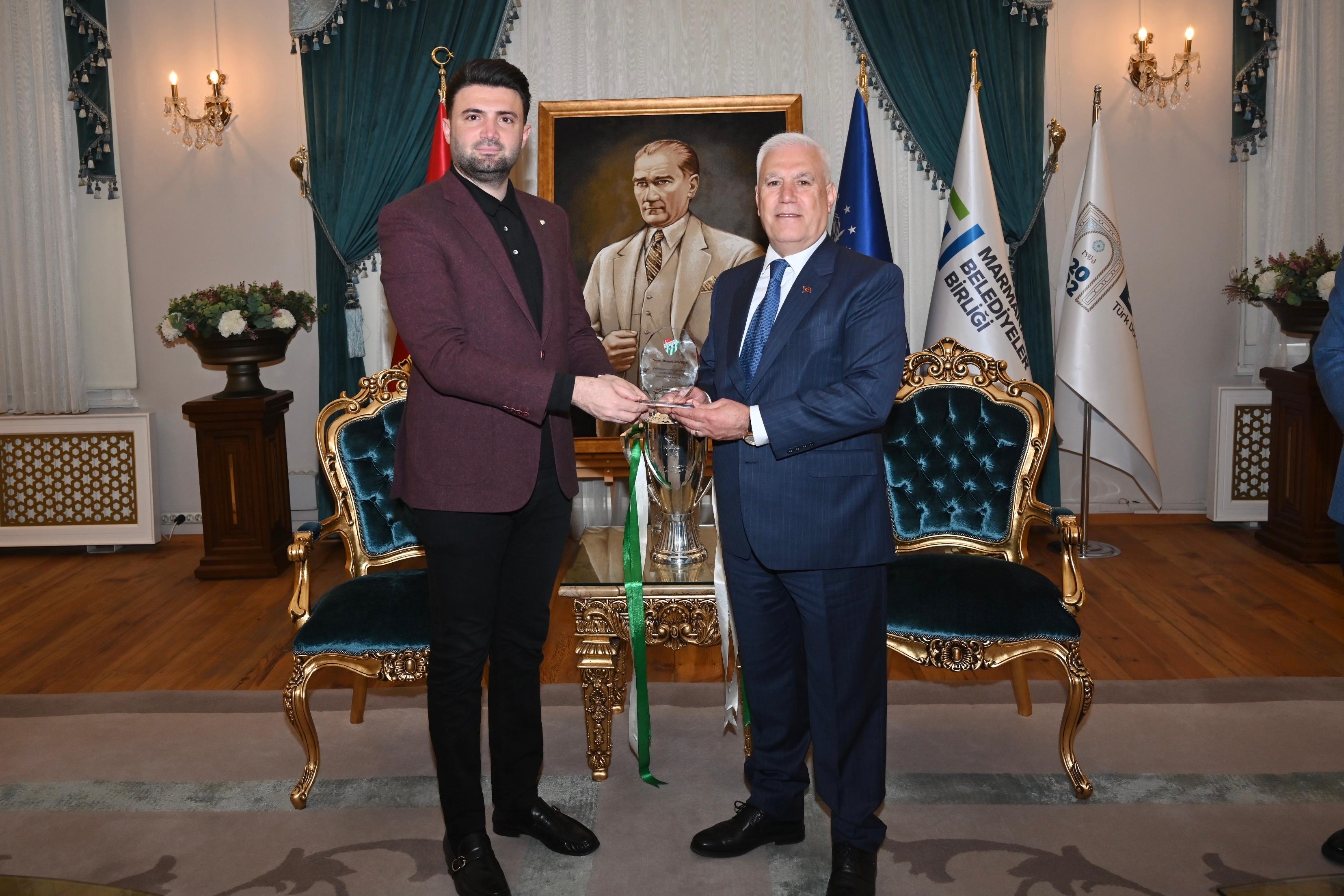 Bursaspor’dan Bozbey’e kupa teşekkürü: “Hedef Süper Lig”