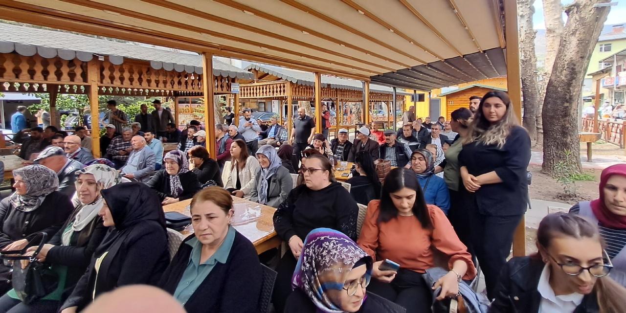 AKP'li Çelik'ten Ardahan yolunun bitirilmesini isteyen esnafa yanıt: Diğer illerle bağlantı artarsa Artvin’le ilişki zayıflar