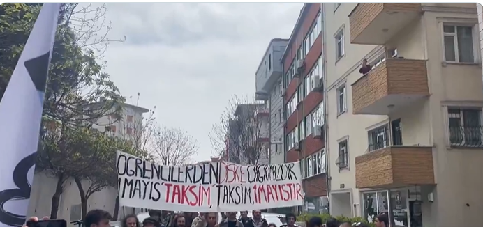 Öğrenci eylemini izleyen polisin elinde bıçak var!