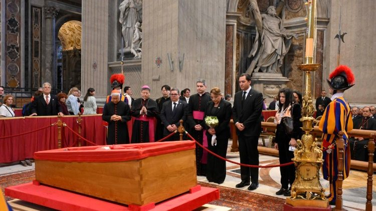 Papa Francis'in cenaze töreni yapılıyor