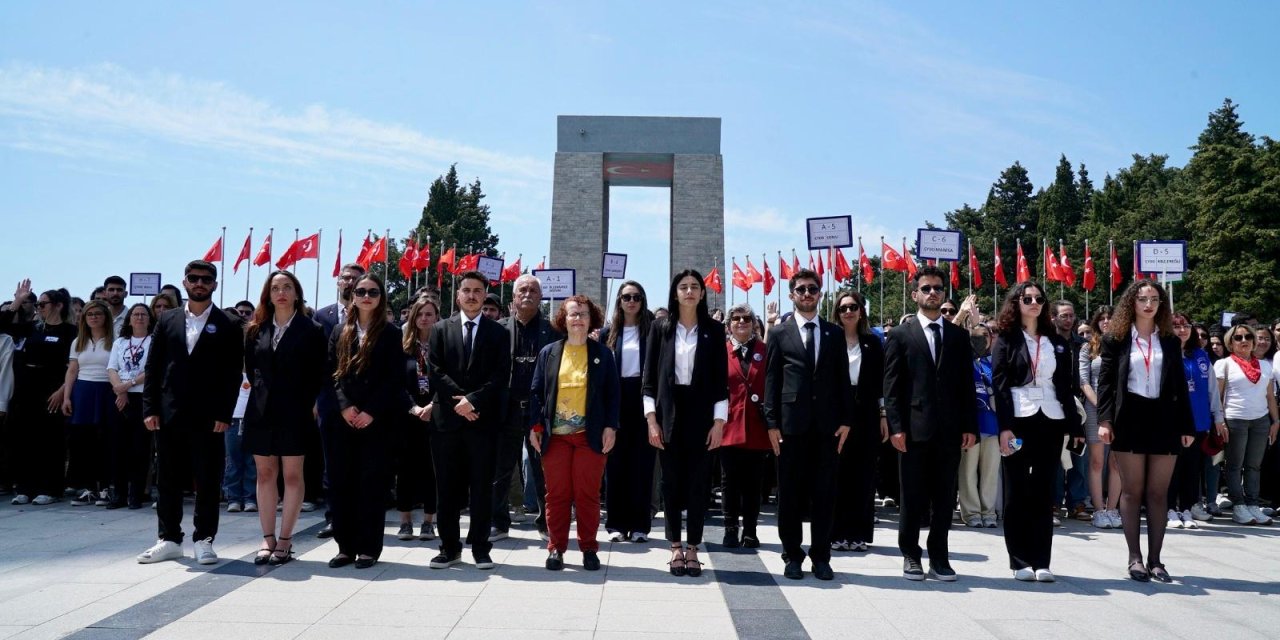 Çağdaş gençlik, Şehitler Abidesi’nde Cumhuriyet’e bağlılık sözü verdi