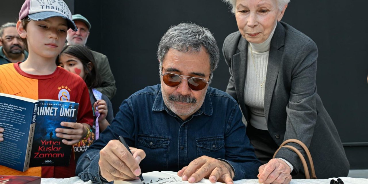İzmir’de edebiyat şöleni: Usta kalemler İZKİTAP’ta kitap kurtlarıyla buluştu