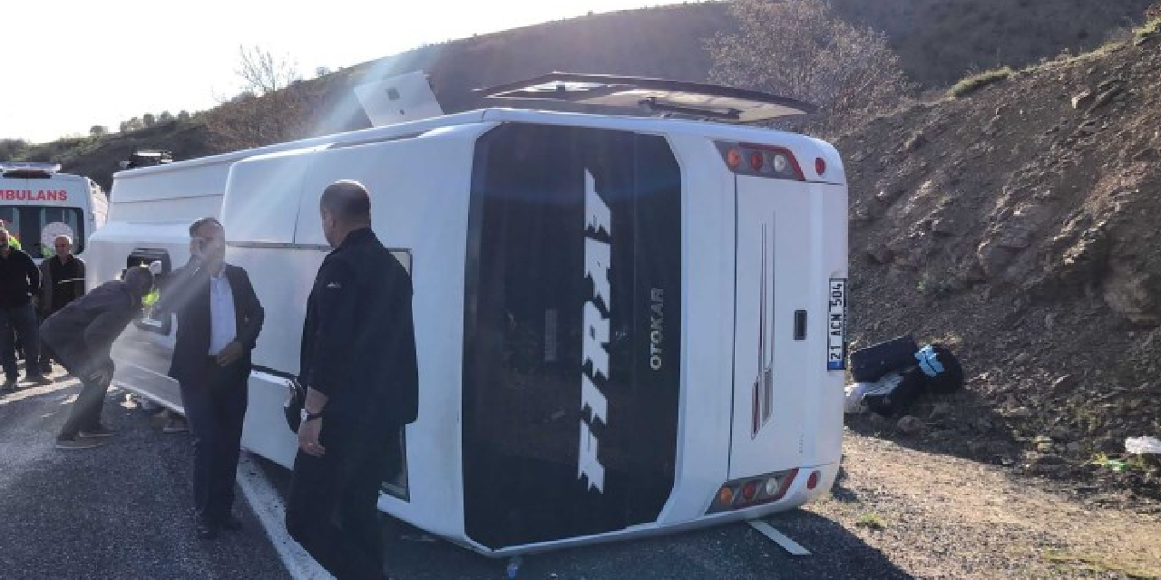 Elazığ'da feci kaza! Yolcu midibüsü yan yattı: Onlarca yaralı var