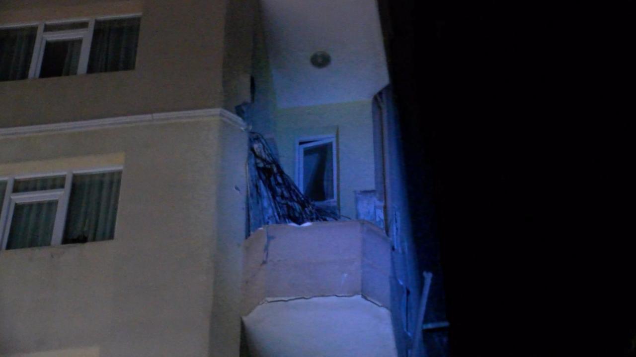 Kadıköy'de balkonu çöken bina mühürlendi