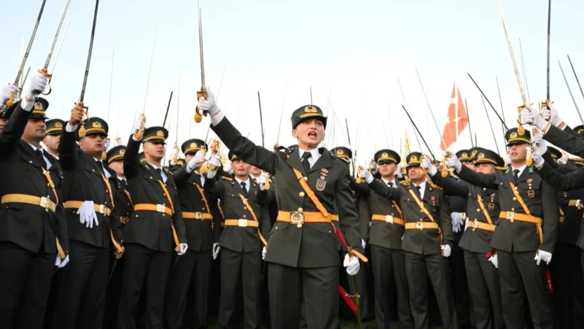 Mahkemeden kılıçlı yemin eden teğmene “emre itaatsizlik”ten verilen disiplin cezası hakkında karar