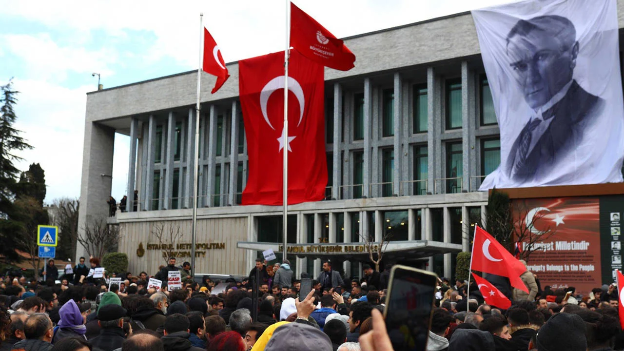 İBB'ye yönelik operasyon: Gözaltına alınan 52 kişi adliyeye sevk edildi