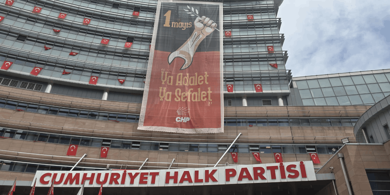 CHP Genel Merkezi’nden 1 Mayıs’a dev pankart: "Ya adalet ya sefalet"