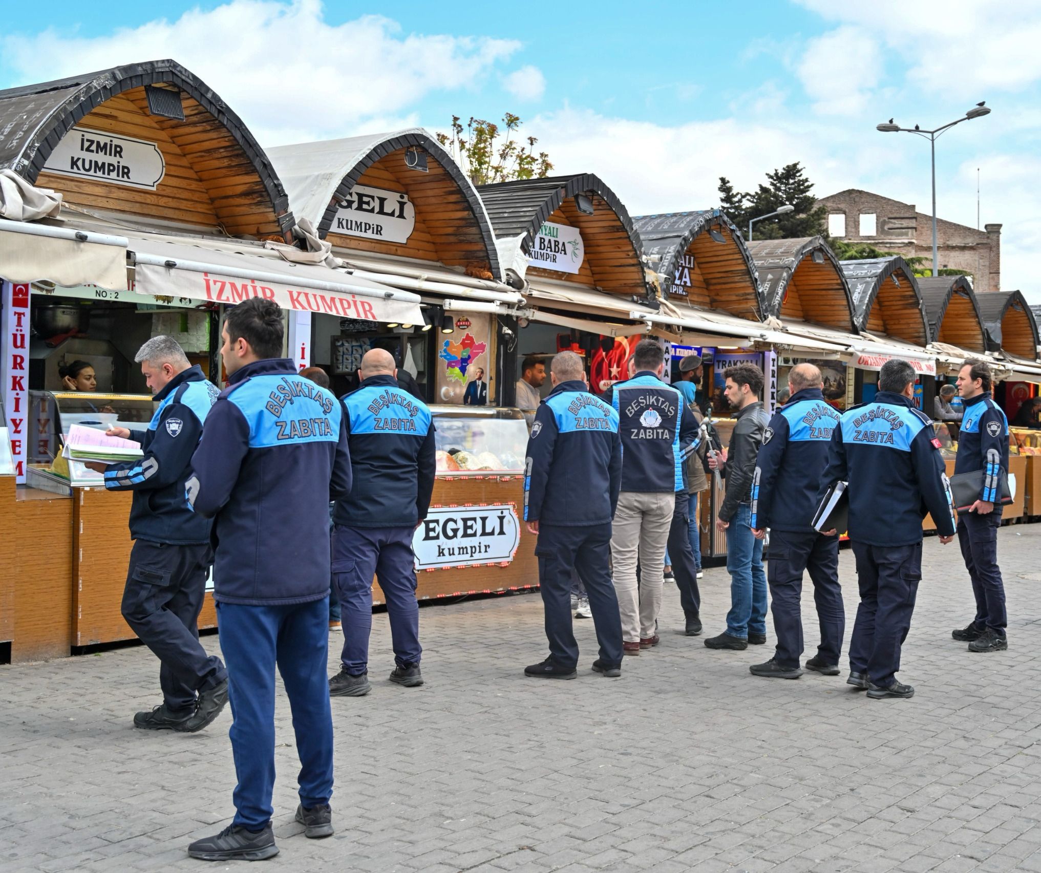 Beşiktaş’ta kumpirciler kapatıldı: 4 işletmeye mühür, 20 esnafa ceza!