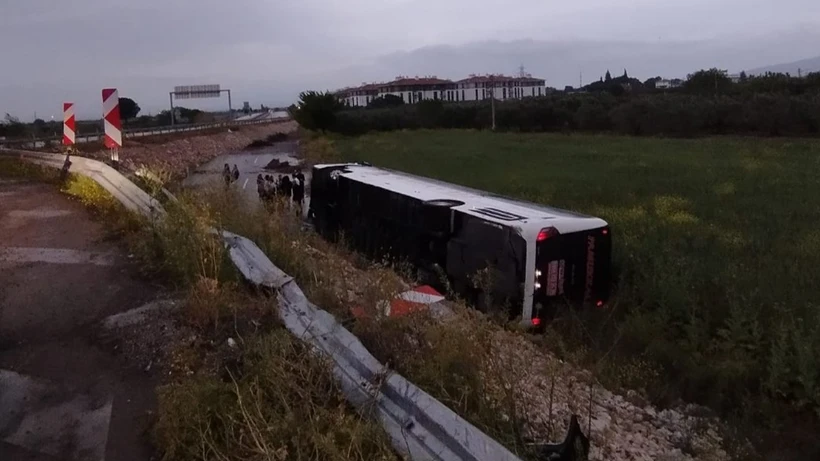 Manisa’da yolcu otobüsü şarampole devrildi: 10 kişi yaralandı