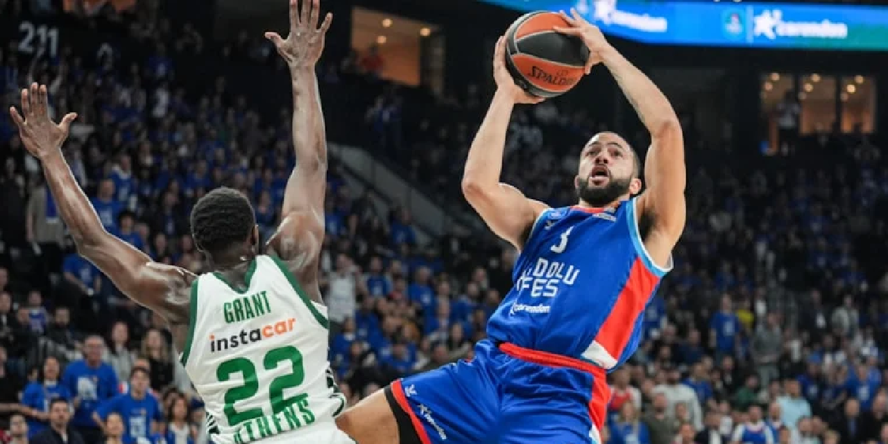 Anadolu Efes seriyi son maça taşıdı: Ergin Ataman çıldırdı