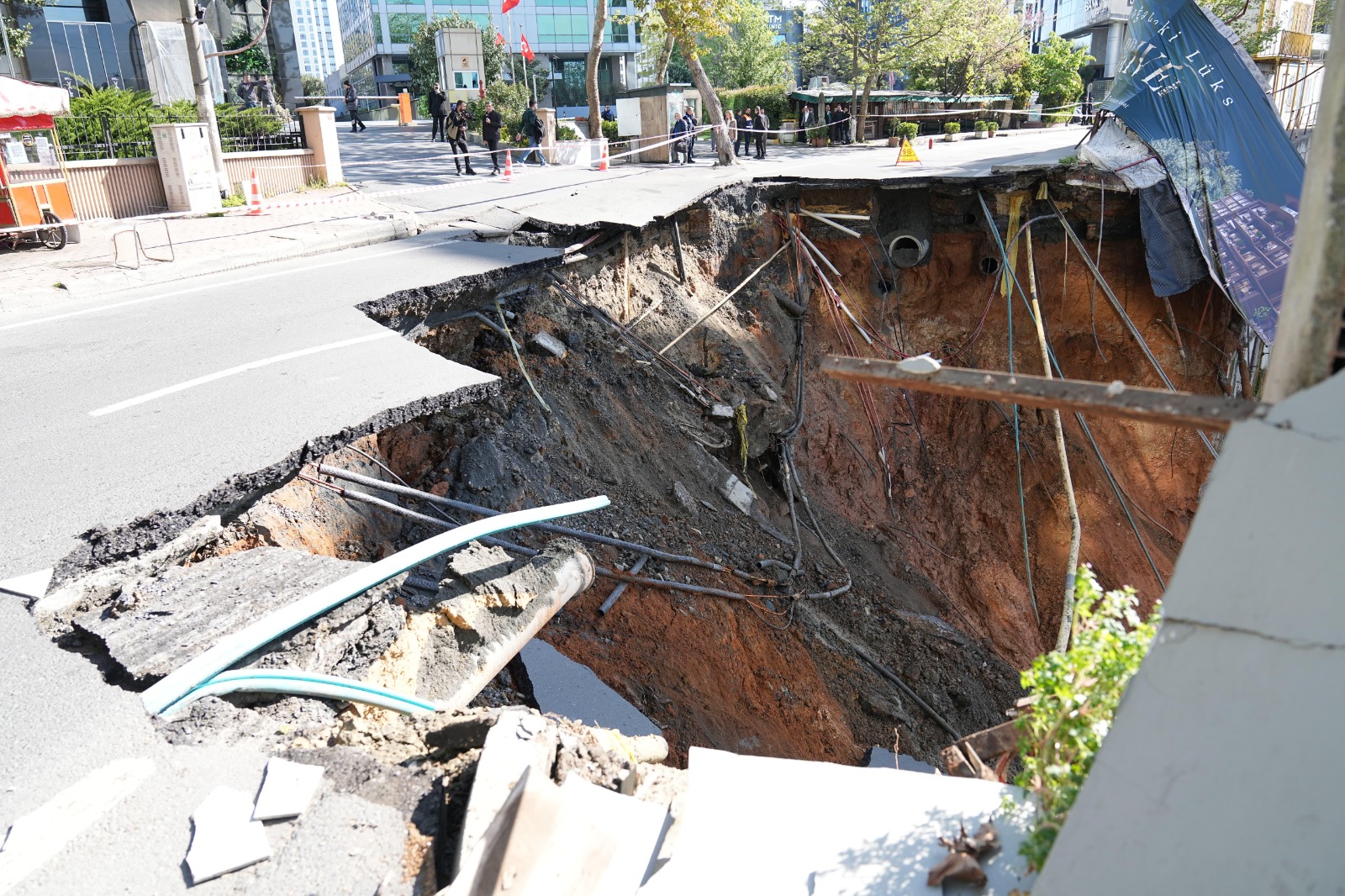 İBB'den Sarıyer'deki yol çökmesiyle ilgili açıklama: Ekipler sahada, müdahale sürüyor