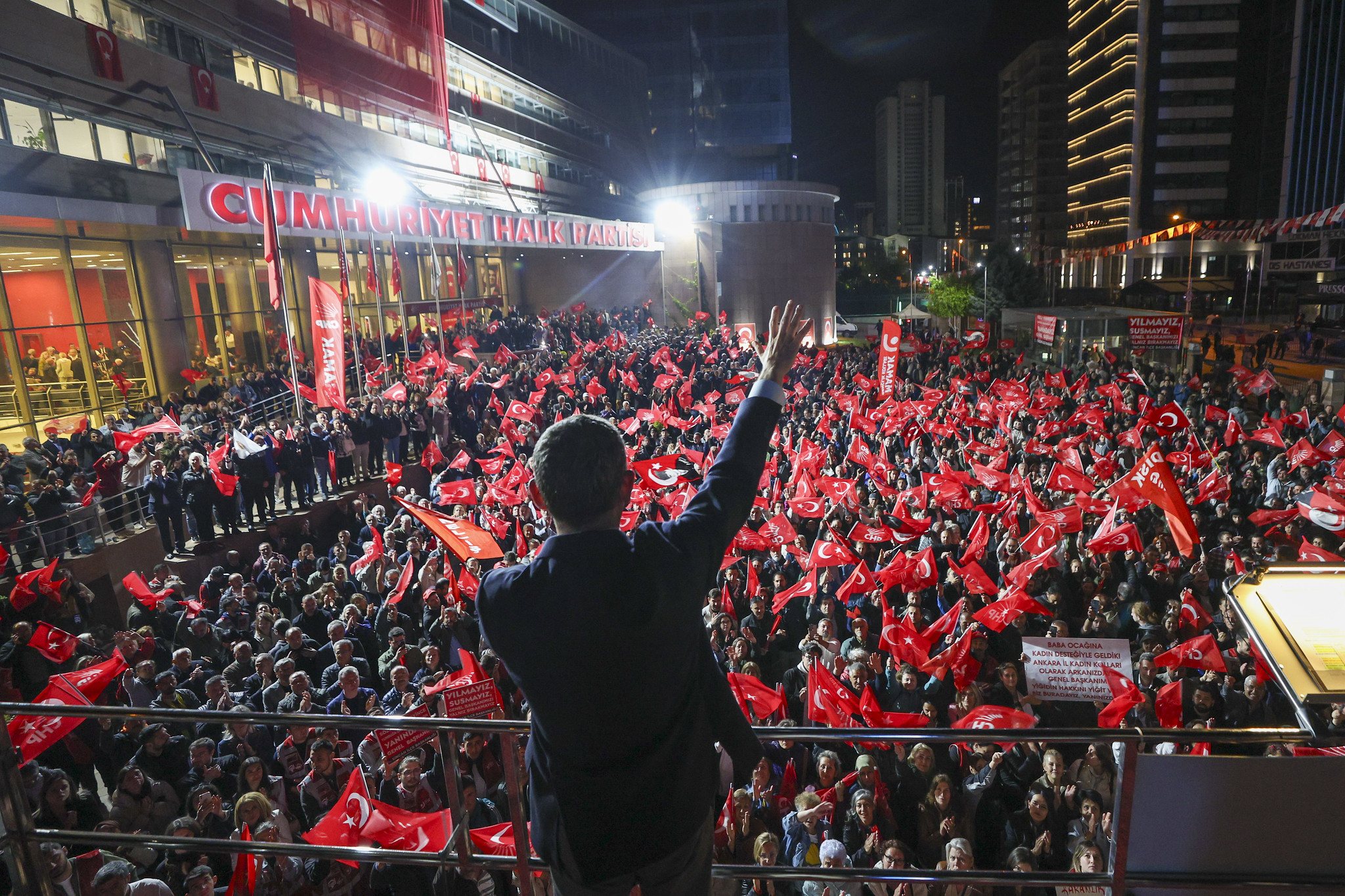Yurttaşlar Genel Merkez önüne akın etti! Özgür Özel'den provokasyon çıkışı: Bir santim eğilmeyiz