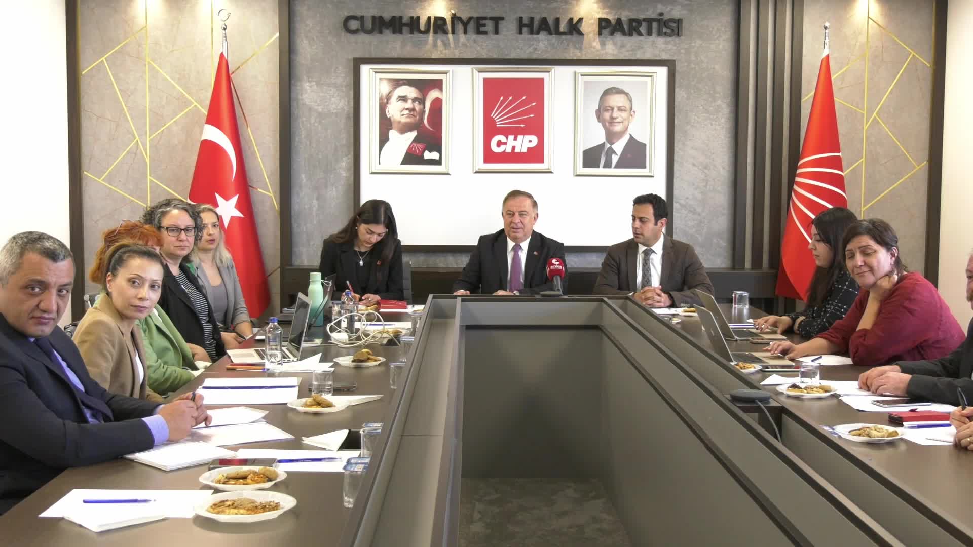 CHP'de İklim Kanunu Toplantısı'nda konuşan Zeybek: "STK'larla birlikte iş birliğimizi arttırmaya devam edeceğiz"