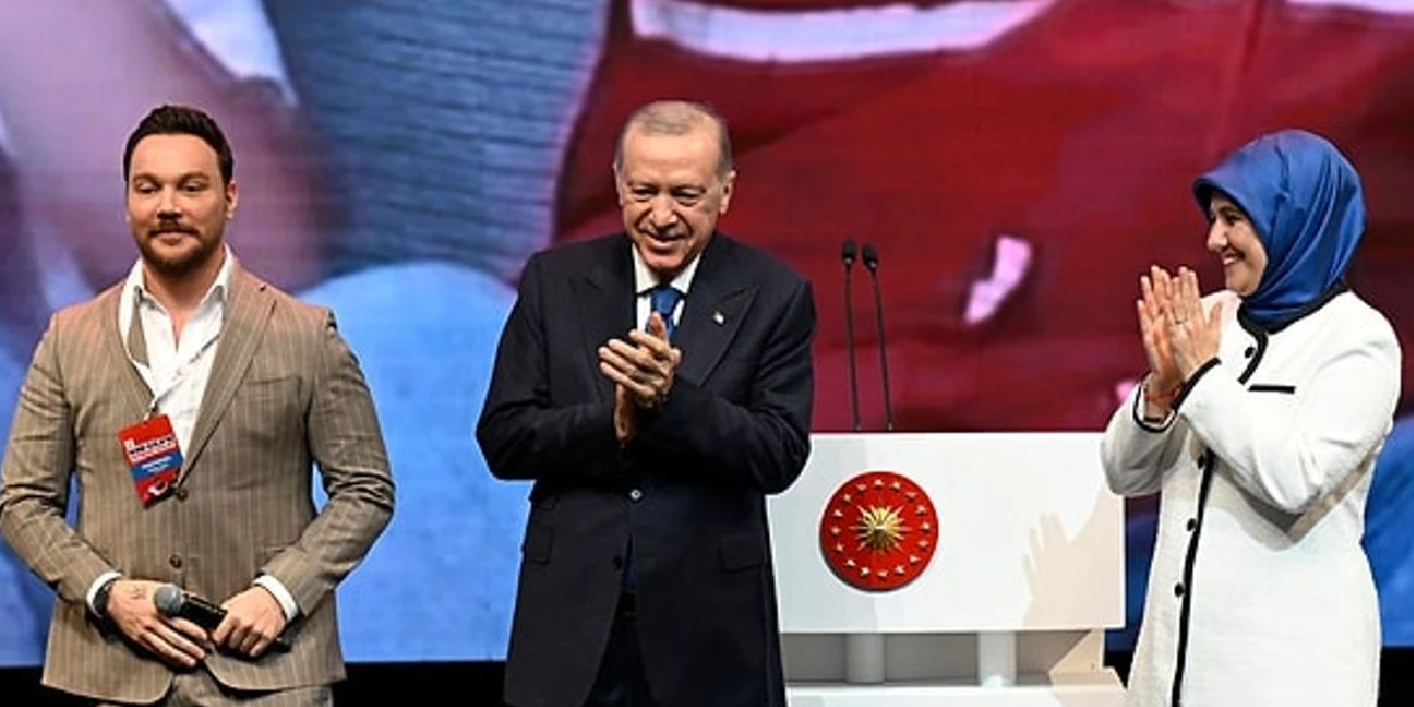 Sinan Akçıl, Erdoğan'ın sahnede elini öptü: Kızılay için bestelediği şarkıyı söyledi