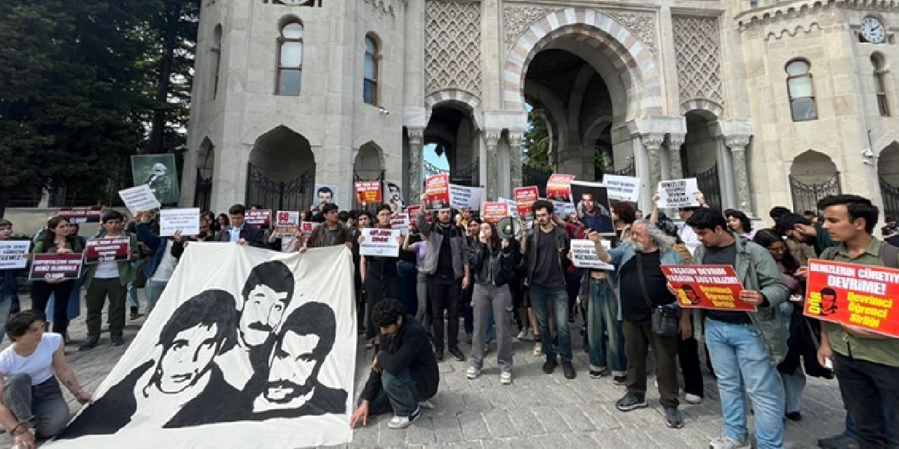 İstanbul Üniversitesi öğrencileri 'Üç Fidan'ı andı