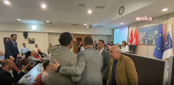 İzmir'de AK Partili meclis üyesi “Ağzını yüzünü dağıtırım” diyerek kürsüye yürüdü