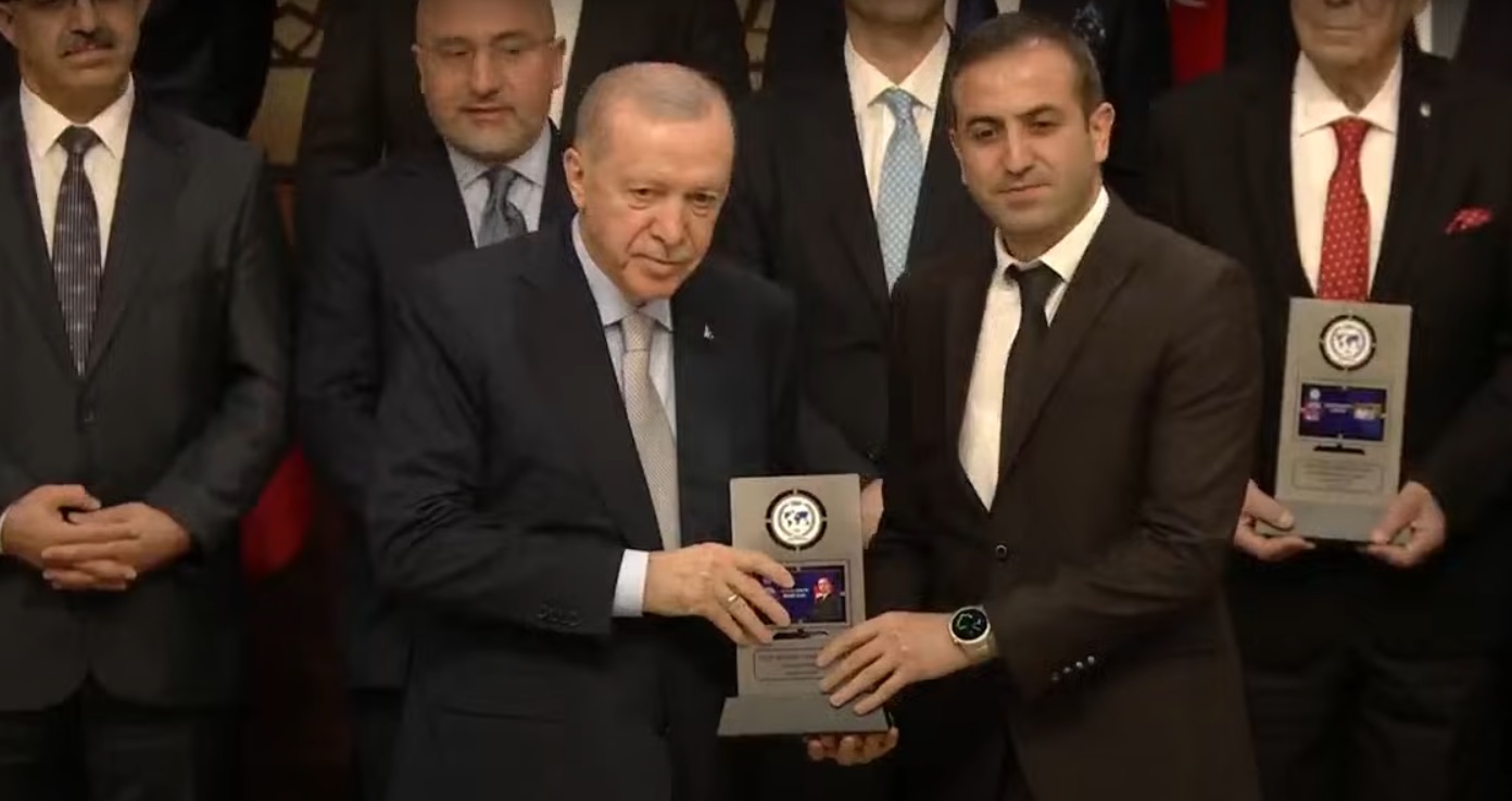 Erdoğan yılın internet sitesi ödülünü Yeni Akit'e verdi