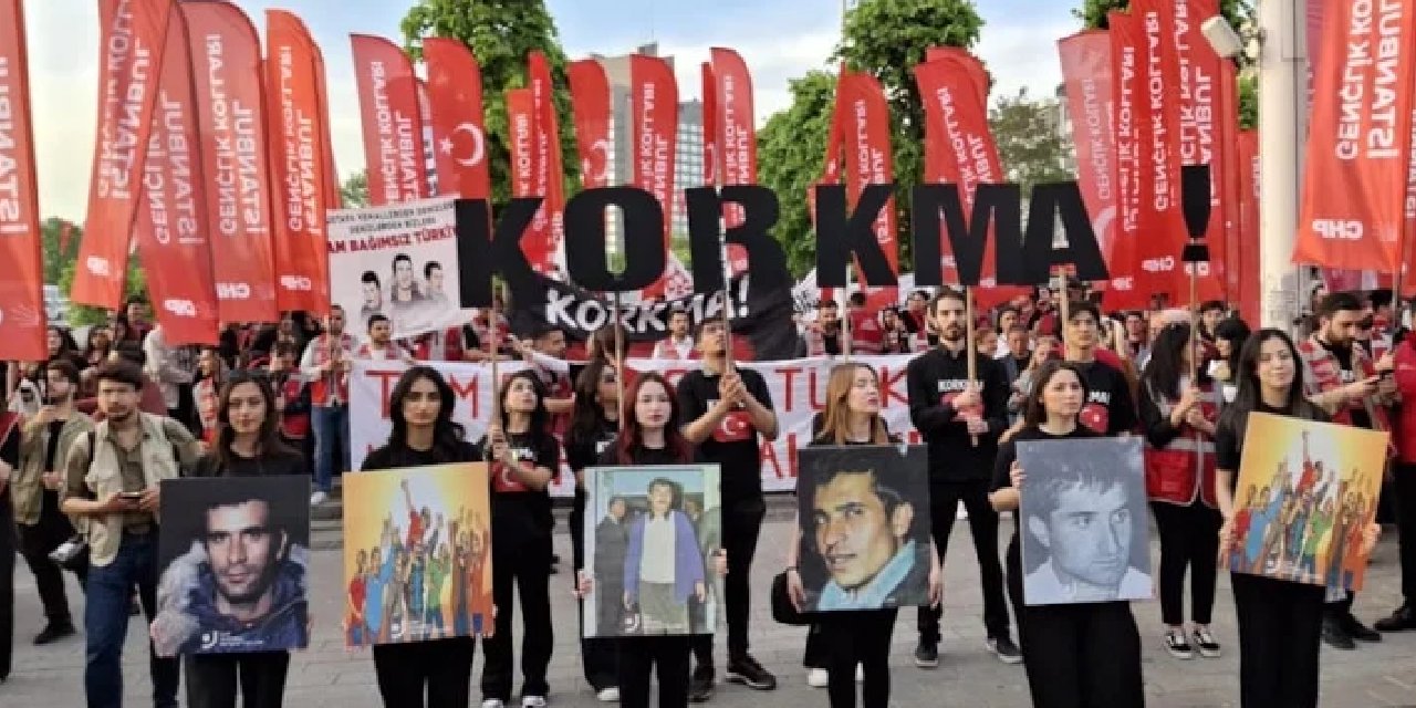 CHP'li gençler İstanbul'da 'Üç Fidan' için yürüdü