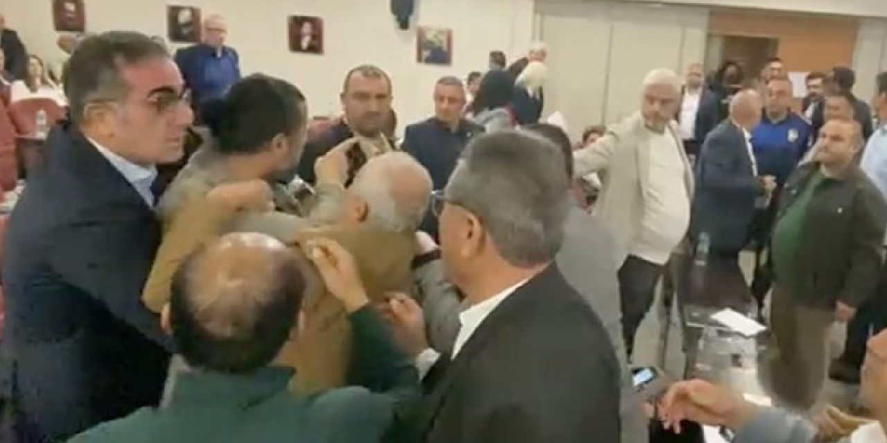 Karşıyaka meclisinde ortalık karıştı! AKP'li meclis üyesi kürsüye yürüdü: 'Ağzını yüzünü dağıtırım!'