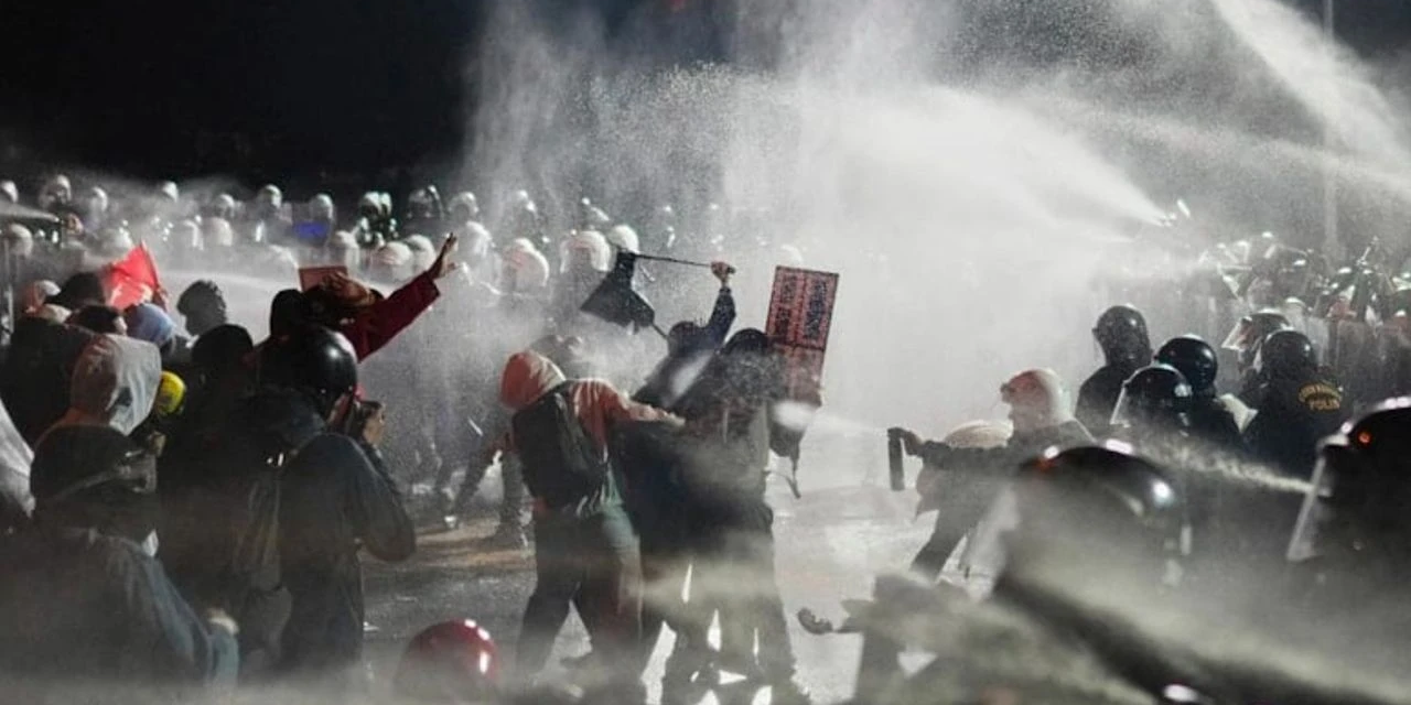 ‘Cumhurbaşkanı aleyhine slogan atanların yanında bulunmak’ suç sayıldı! 2 kişinin hapsi isteniyor