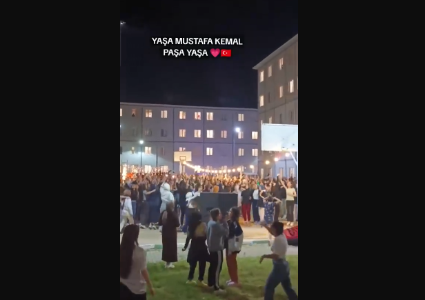 Kırklareli'nde Evladı Fatihan KYK Kız Yurdu'nda öğrenciler İzmir Marşı'na böyle eşlik etti...