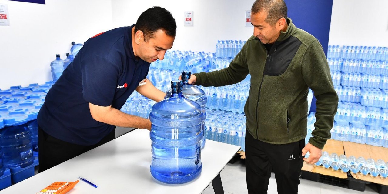 İzmirliler 40 liraya damacana su alıyor: İZMAR Gel Al noktalarına yoğun ilgi