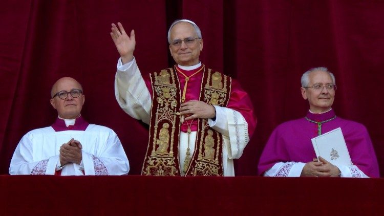 Sistina Şapeli'nde bu kez beyaz duman yükseldi: Vatikan'da yeni Papa seçildi